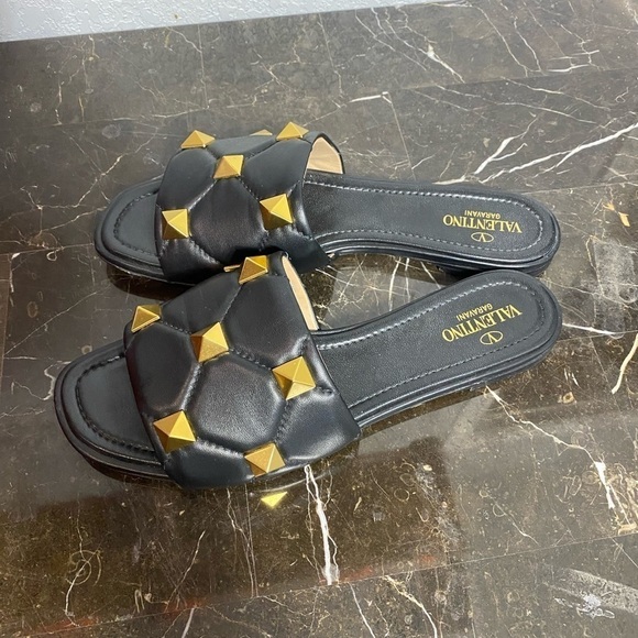 Valentino Garavani Roman Stud flat leather sandals black and gold - Picture 8 of 14